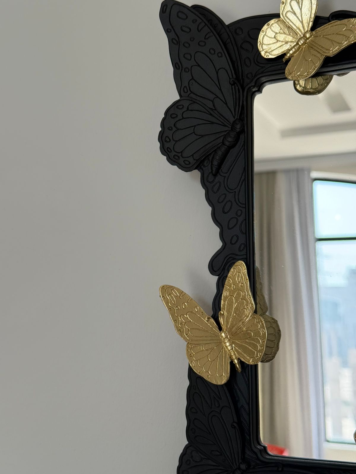 مرآة حائط معدنية بإطار فراشة وديكور