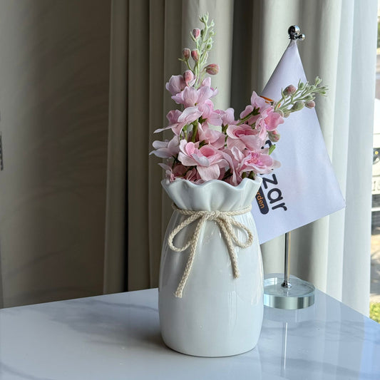 مزهرية بيضاء عتيقة