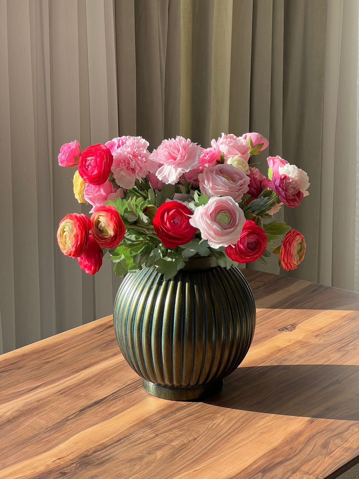 گوڵدانە کۆنەکانی دەستی دیکۆراتی بۆیاخ کراو