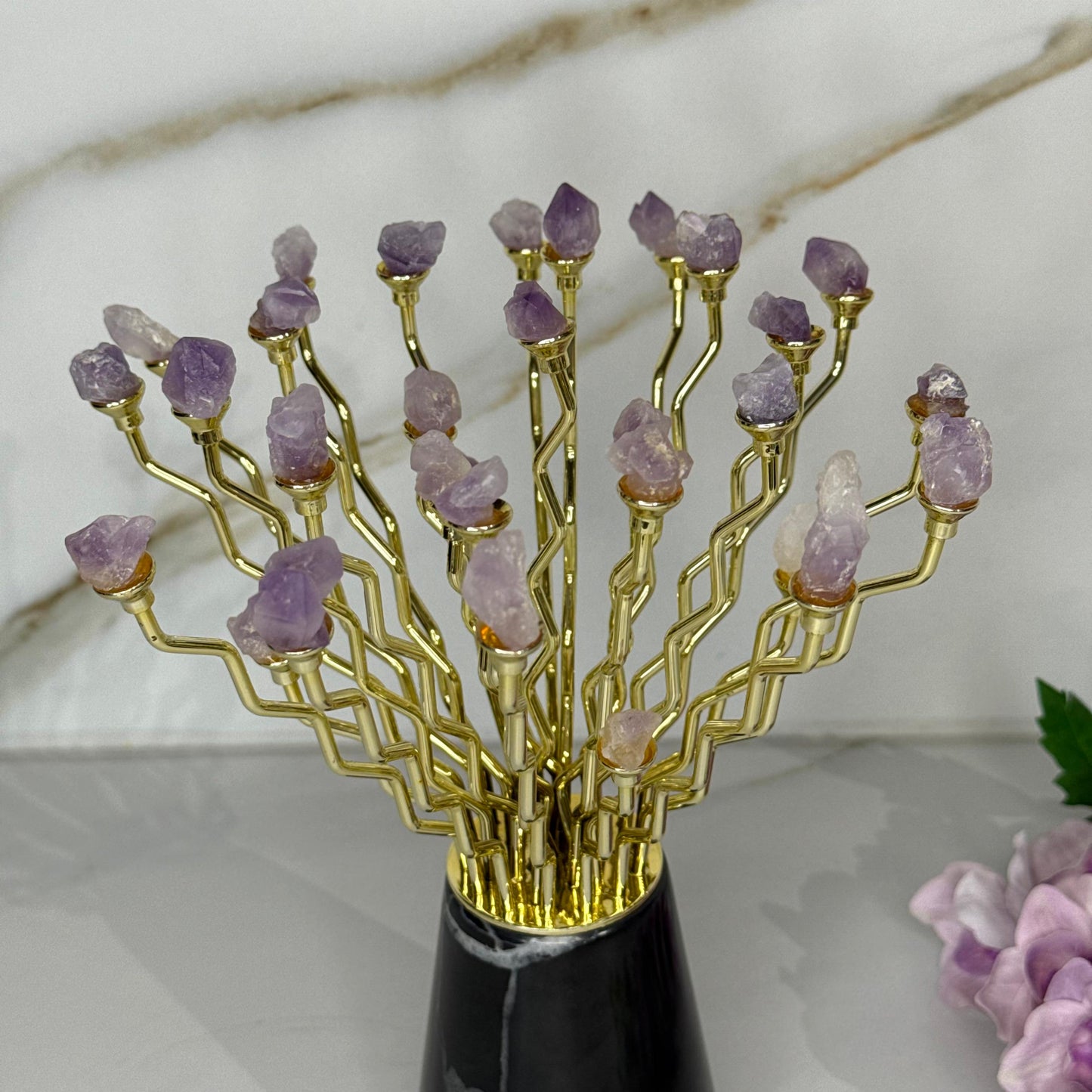 دیکۆری بەردی بەنرخ و مۆدێرن بە لقەکانی پۆشراو بە زێڕ و ستاندی سیرامیک