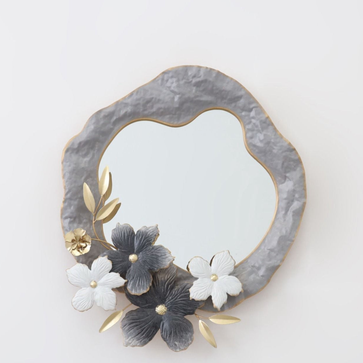 مرآة مزخرفة بإطار زهري