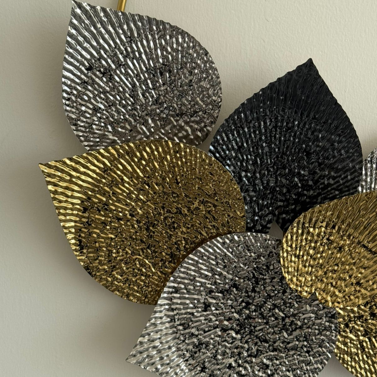 Metal Round Wall Decoration With Leaves