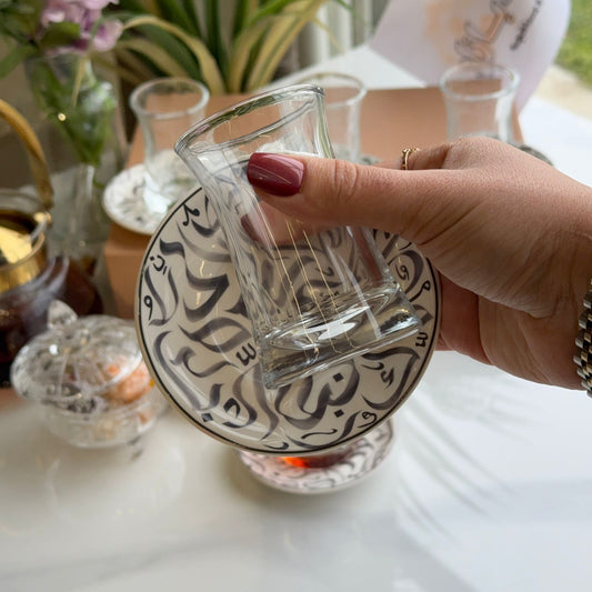 طقم أنيق من أكواب الشاي الزجاجية ذات الجدار المزدوج وأطباق مزخرفة