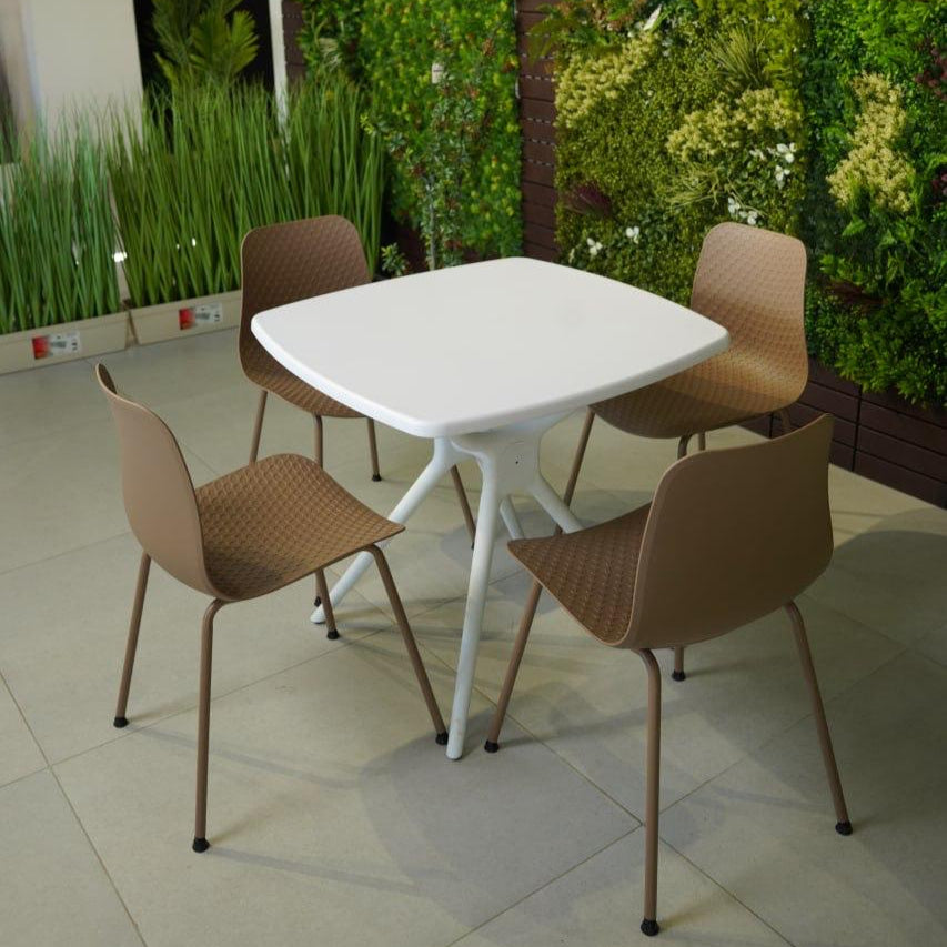 کورسی مۆدێرن و مێزی چوارگۆشەی بەهێز سێتێکی مۆبیلیاتی دەرەوە