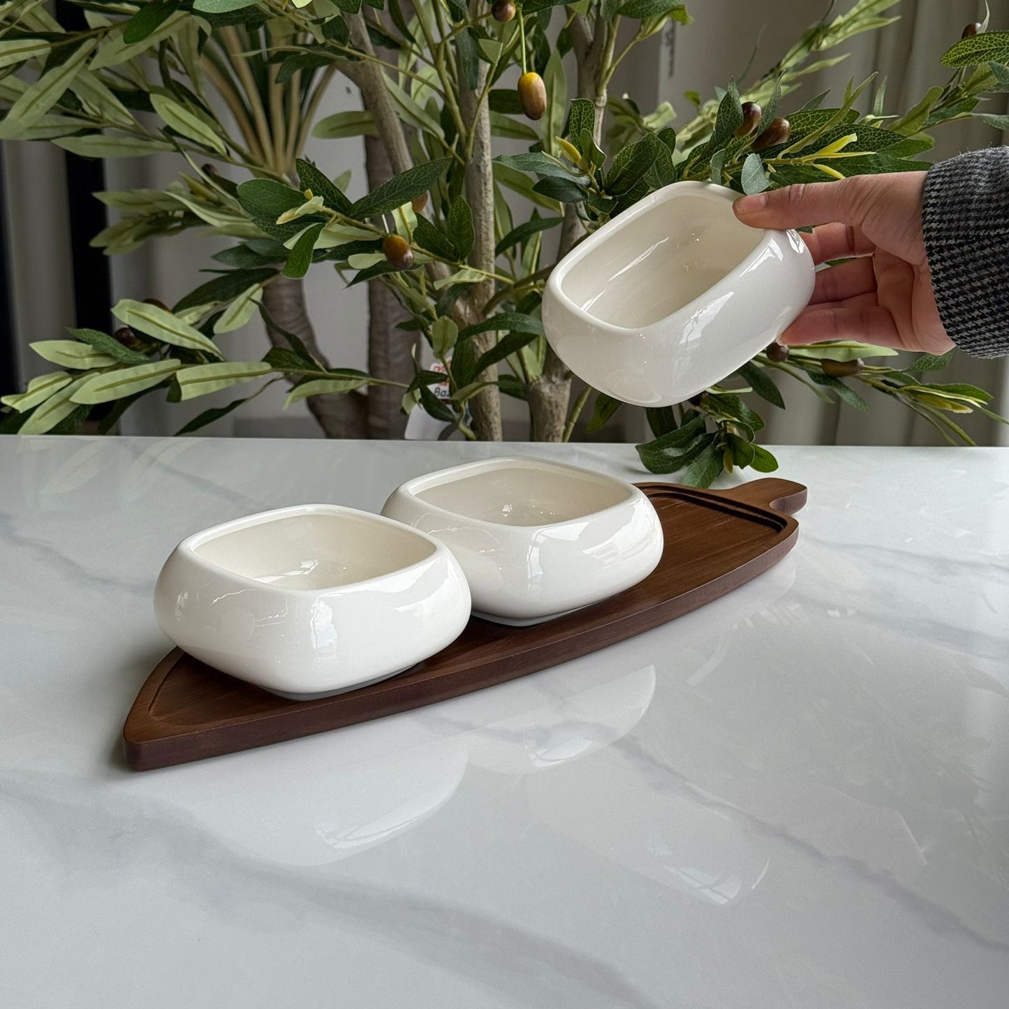 سێتێکی سێ پارچەی ناوازەی قاپی پێشکەشکردن لەگەڵ ستاندی پێشکەشکردنی دار