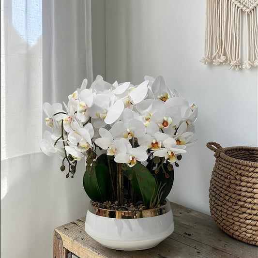 زهرة أوركيد صناعية أنيقة مع مزهرية مزخرفة