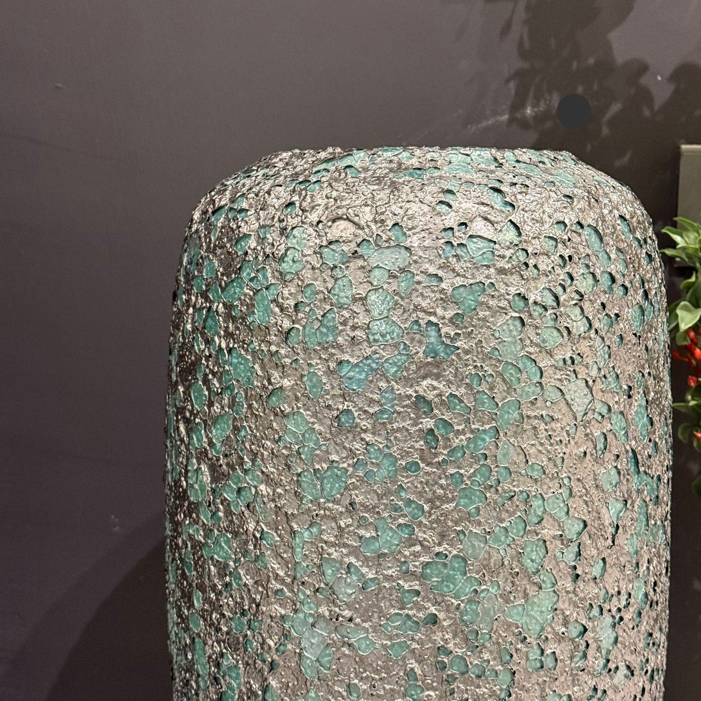 گوڵدانێکی سیرامیکی ڕازاوەی لوکس