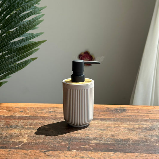 موزع صابون فاخر مزود بمضخة وغطاء خشبي