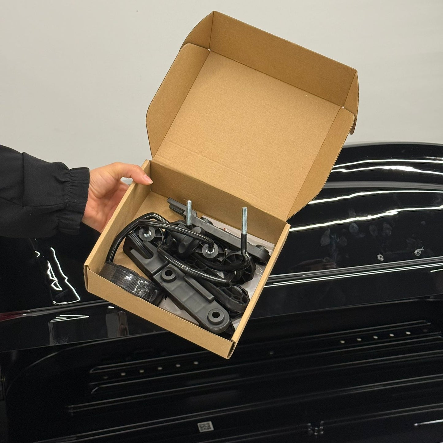 Hard Shell Car Roof Cargo Box – Gloss Black