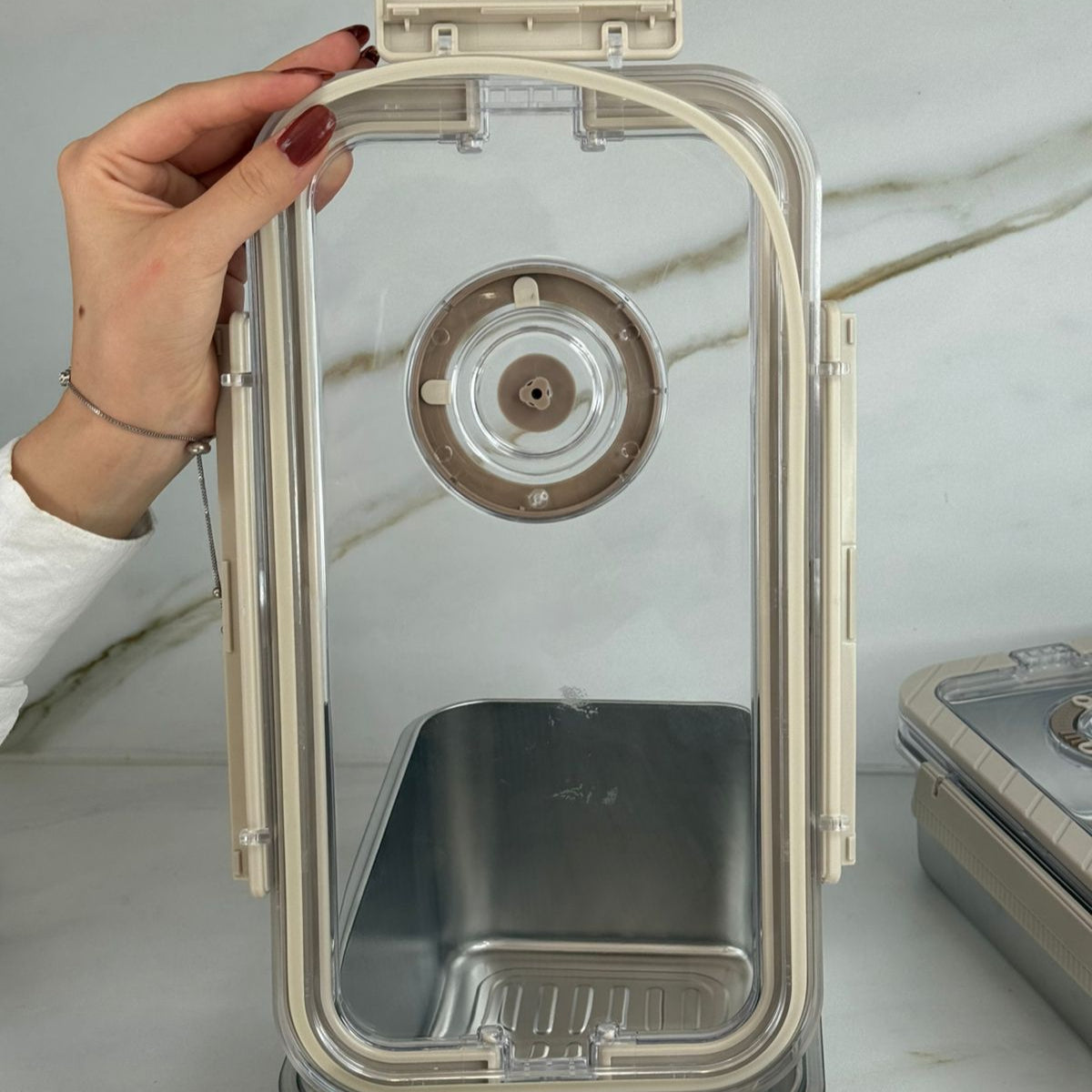 دەفری خواردن هەڵگرتن بە قاپی قفڵدار