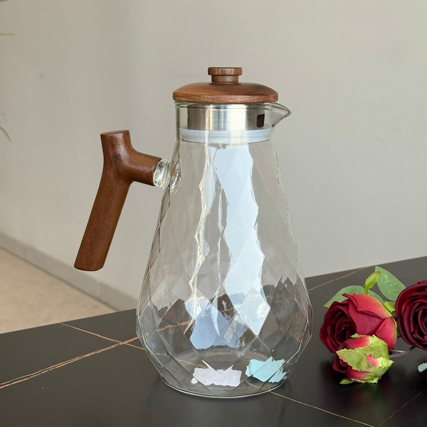 سوراحی شووشەی جوان-نەخشی ئەڵماسی بە دەستە و سەری دارەوە