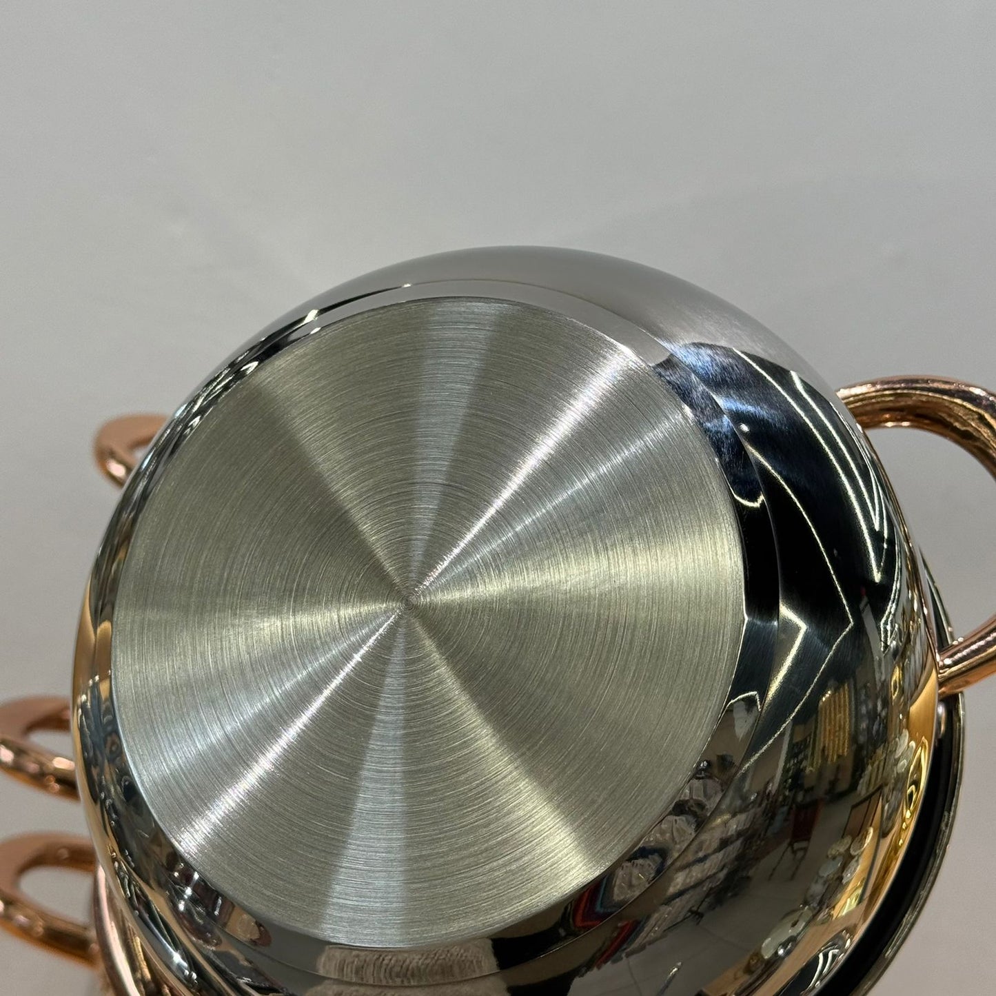 سێت مەنجەڵی چێشتلێنان لە پۆڵا ستانلێس بە دەستەی زێرین