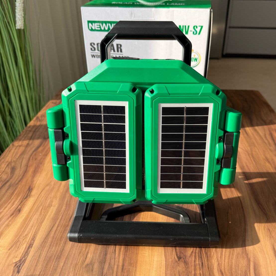 بلاجكتور ليد متنقل يعمل بالطاقة الشمسية