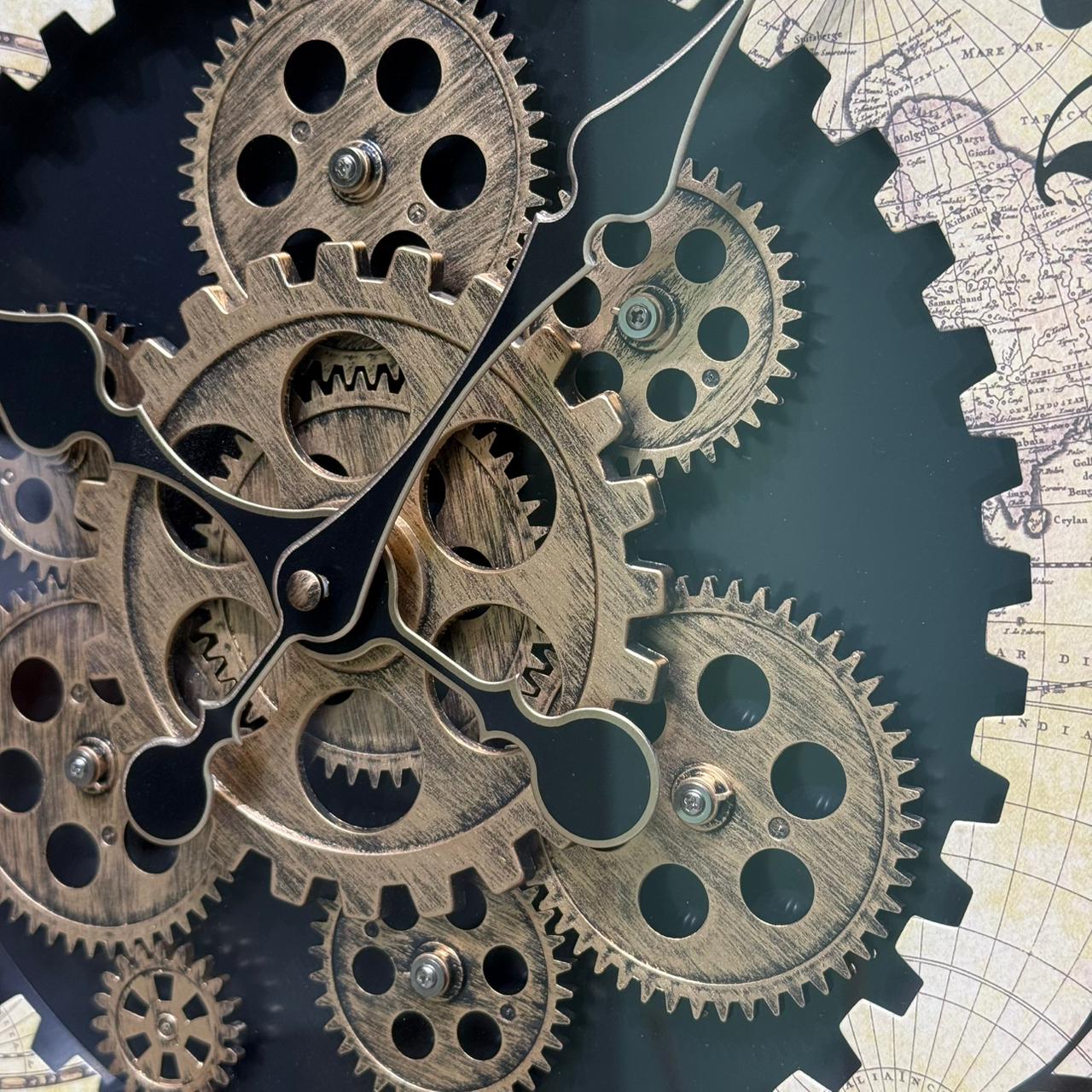 ساعة حائط مزخرفة كلاسيكية