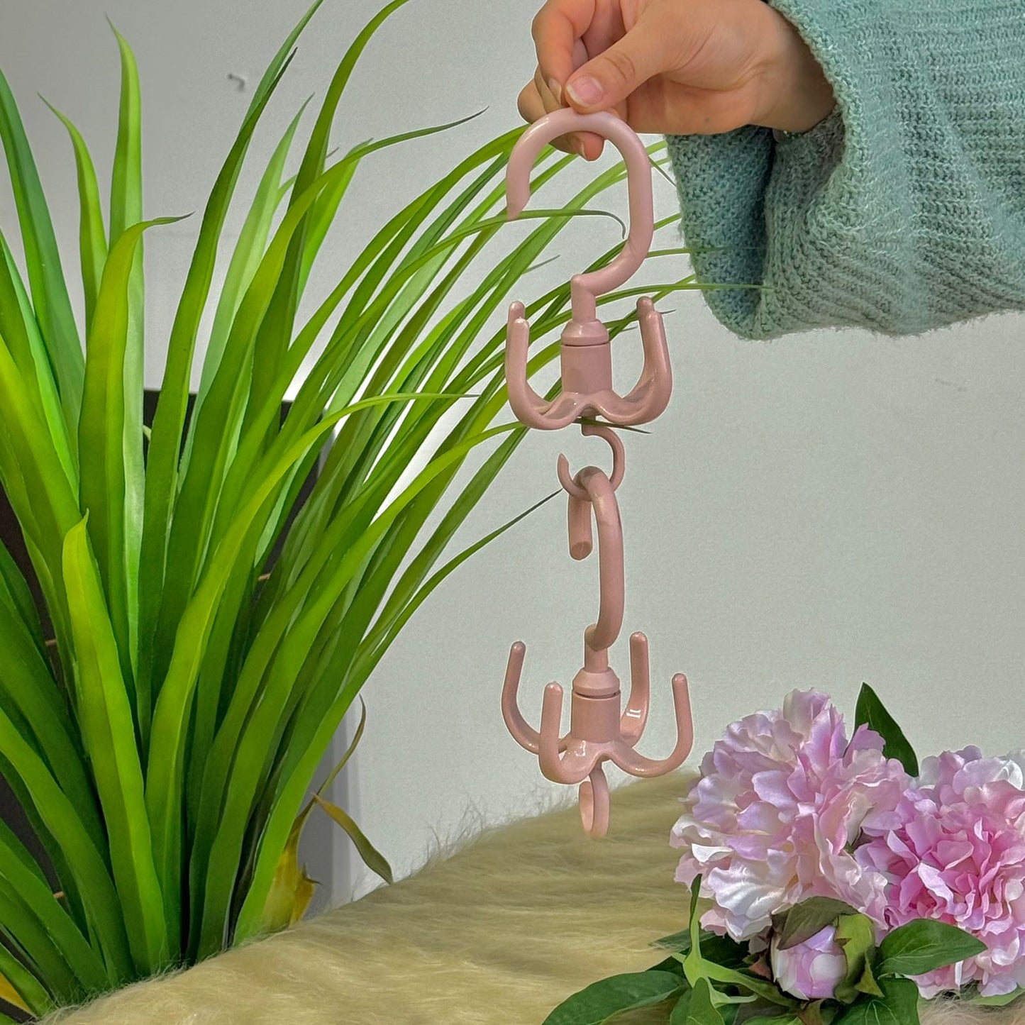 Rotating Multi-Hook Hanger