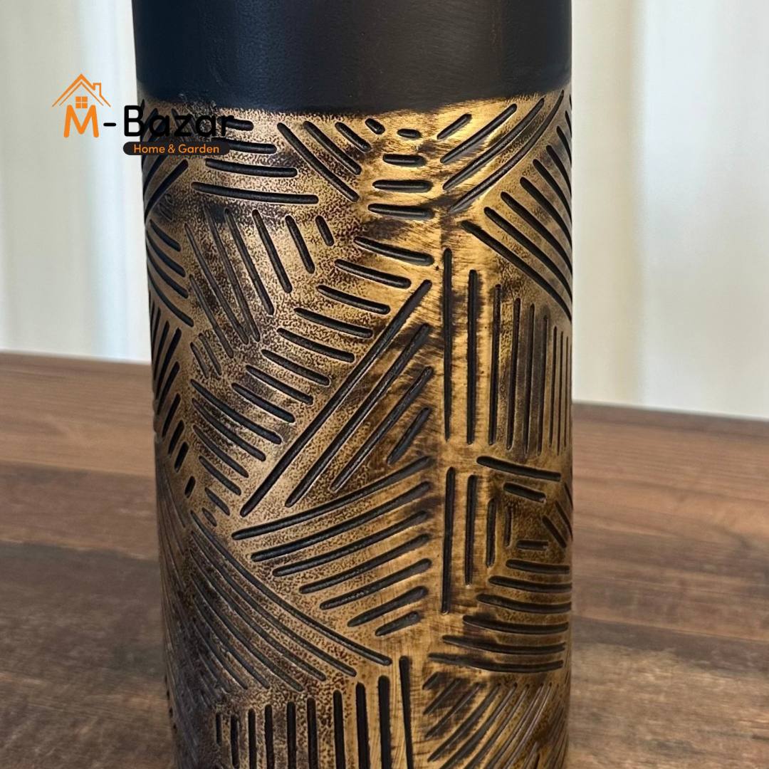 مزهرية عتيقة مزخرفة مرسومة باليد