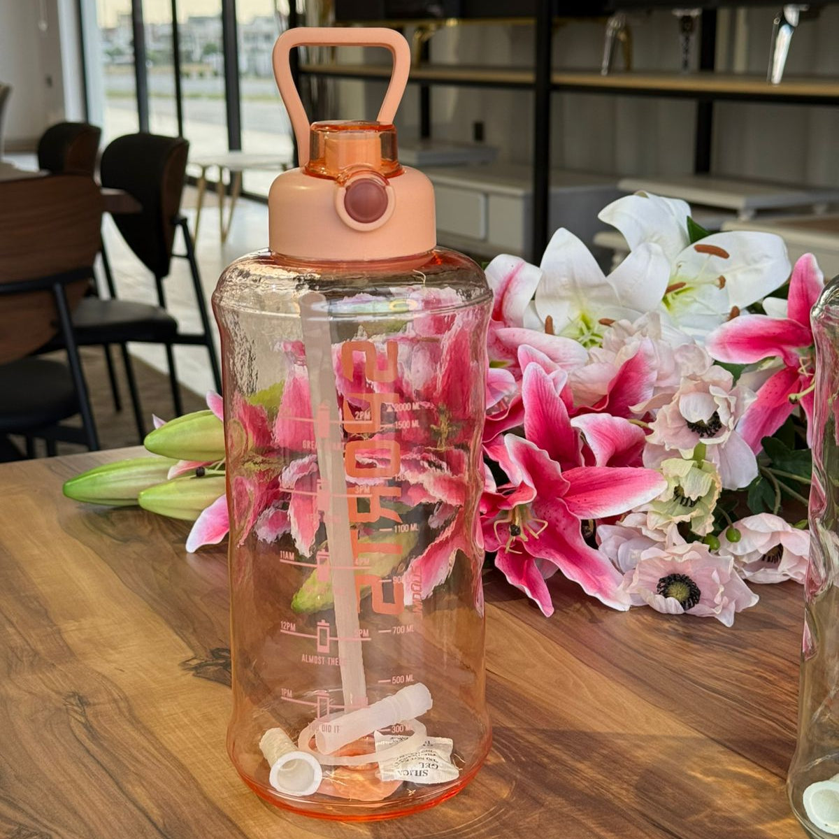 زجاجة شرب الرياضة مع القش