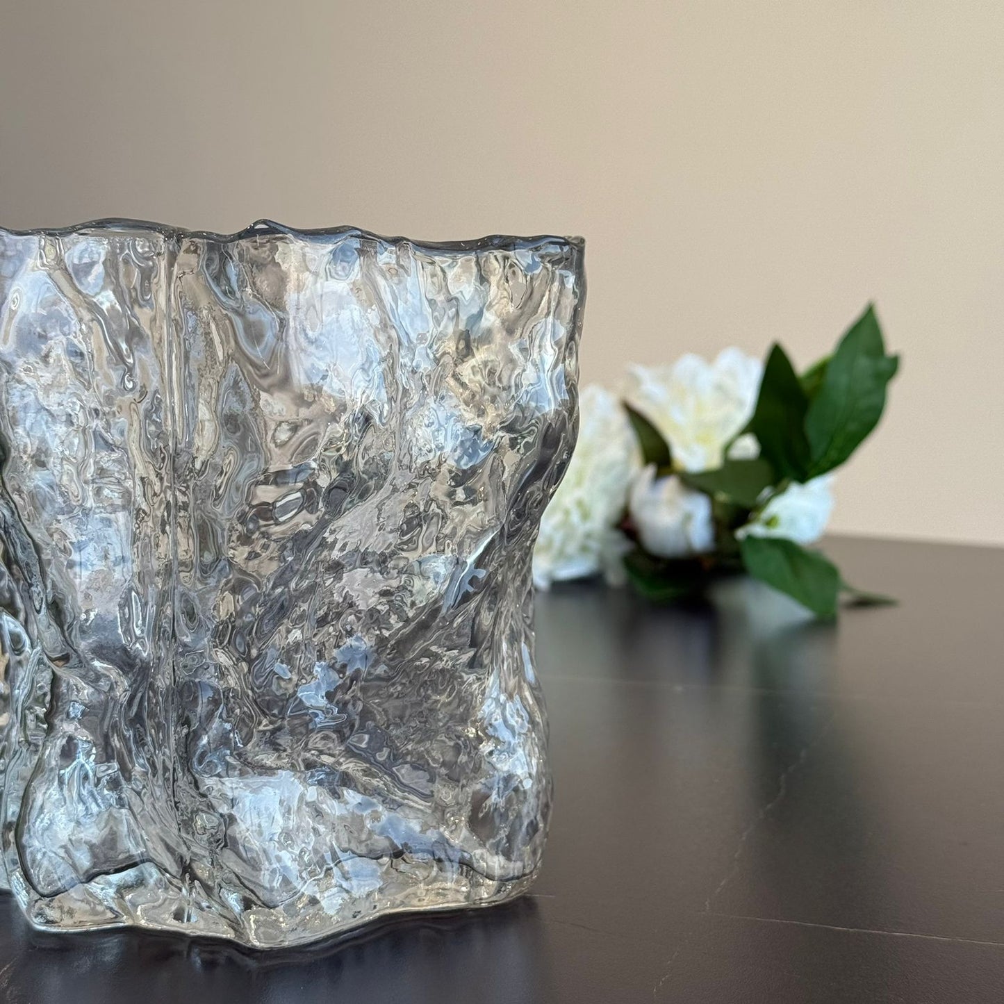 مزهرية حديثة منحوتة على الجليد