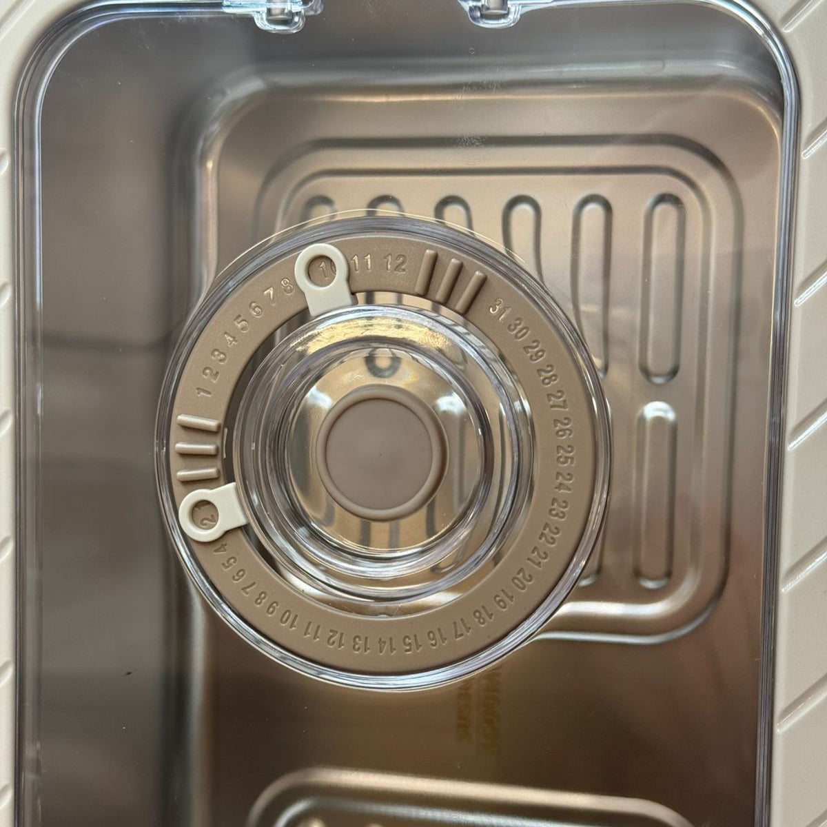 دەفری خواردن هەڵگرتن بە قاپی قفڵ‌دار