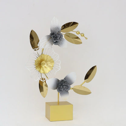 زينة طاولة معدنية مزينة بزهور
