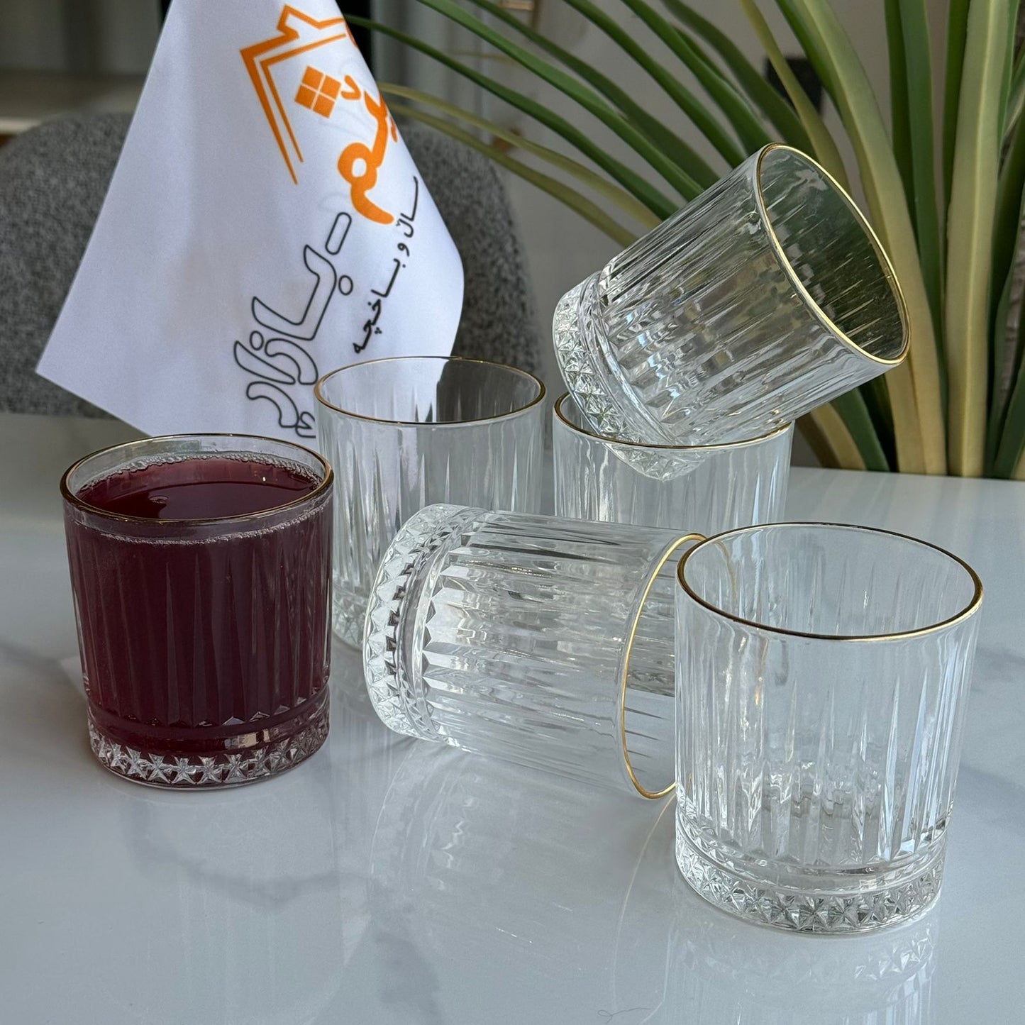 سێت پەرداخی شووشەی ڕوون و جوان بە ڕیمی زێڕین