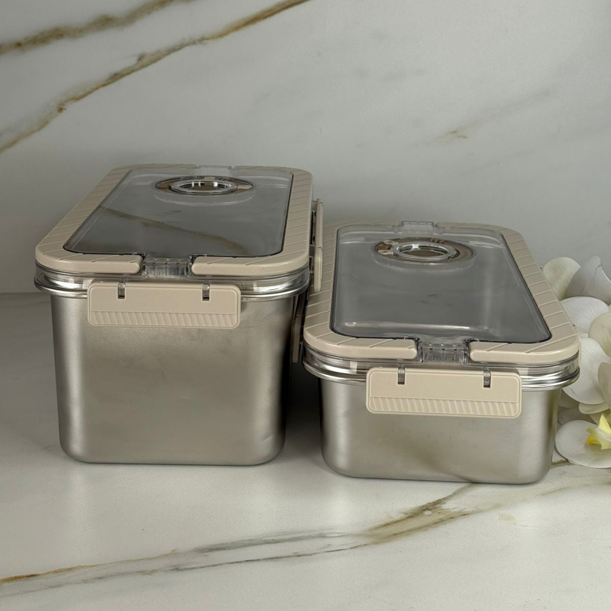 دەفری خواردن هەڵگرتن بە قاپی قفڵ‌دار