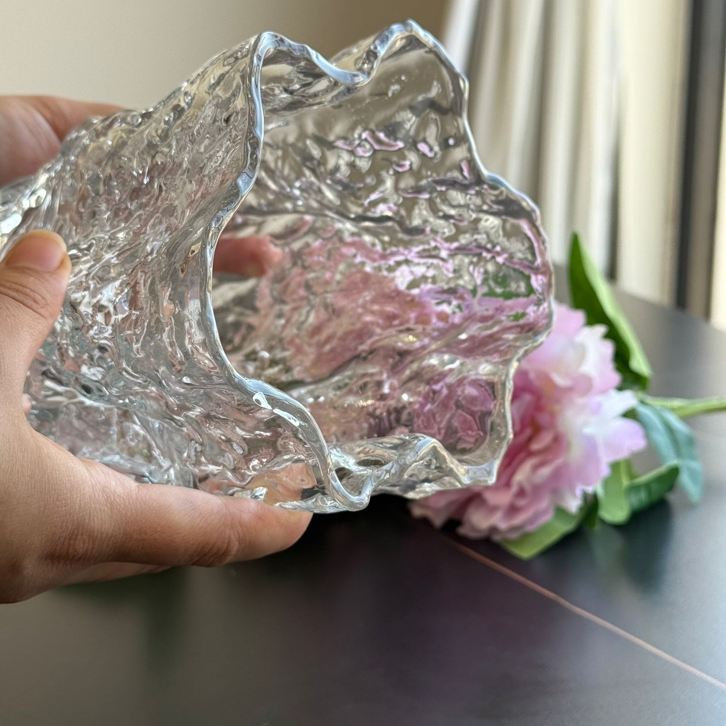 مزهرية حديثة منحوتة على الجليد