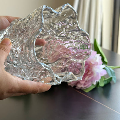 مزهرية حديثة منحوتة على الجليد