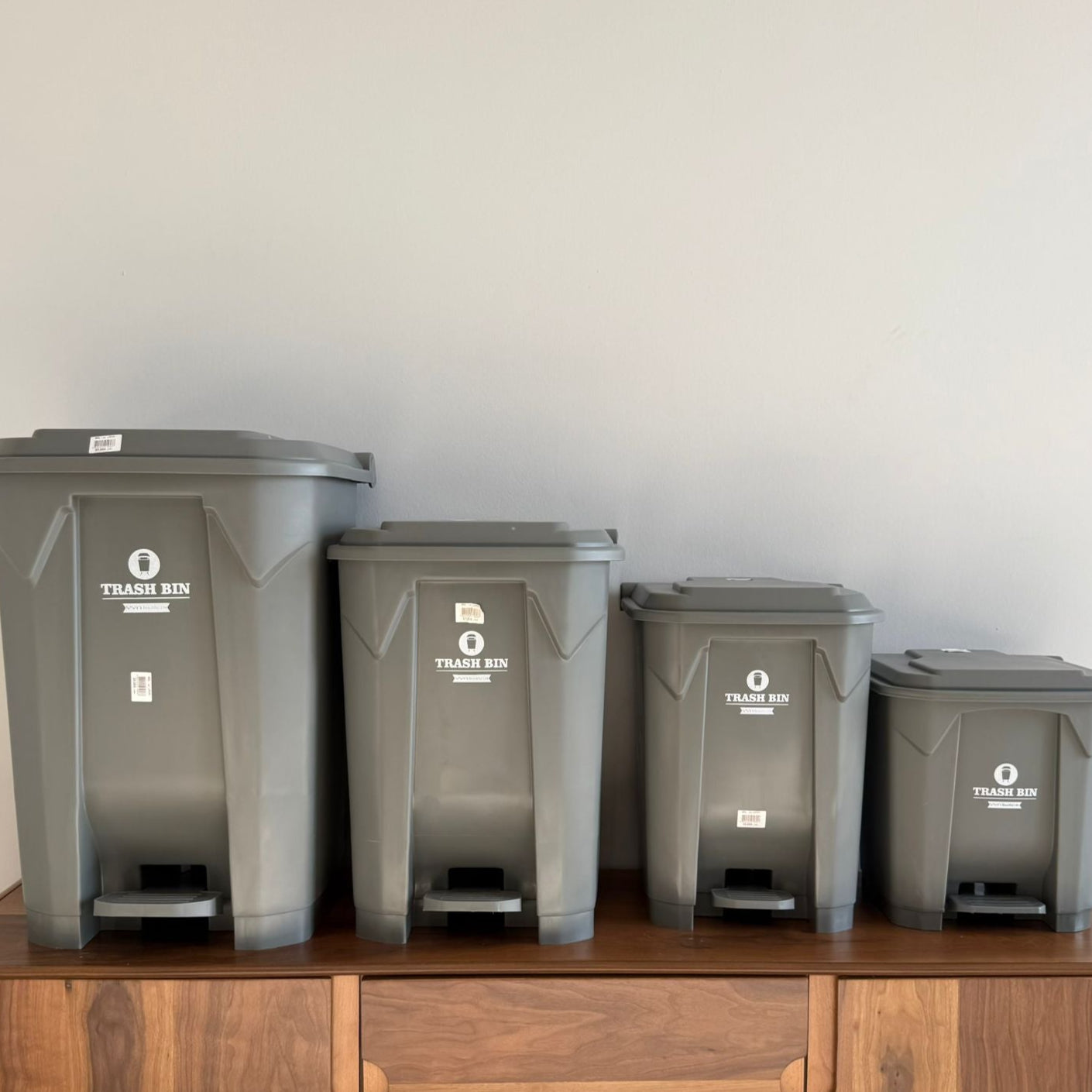 سلة مهملات كلاسيكية بدواسة - مجموعة متعددة الأحجام