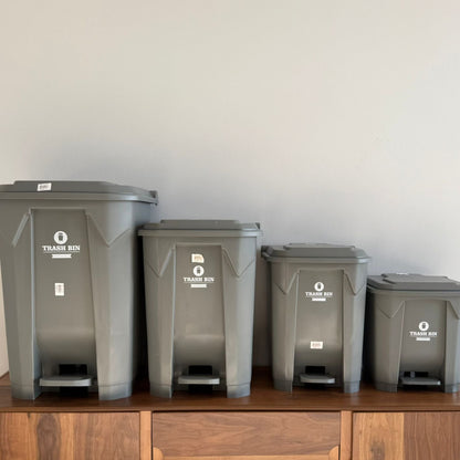 سلة مهملات كلاسيكية بدواسة - مجموعة متعددة الأحجام