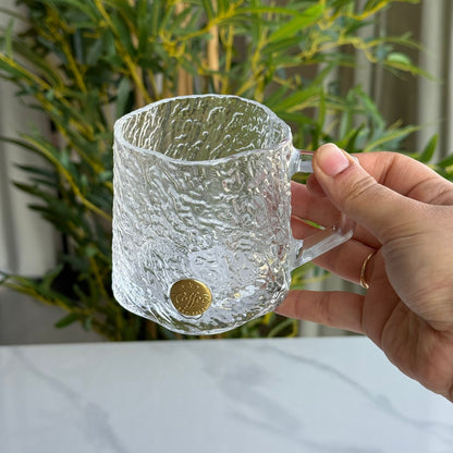كوب زجاجي شفاف عصري