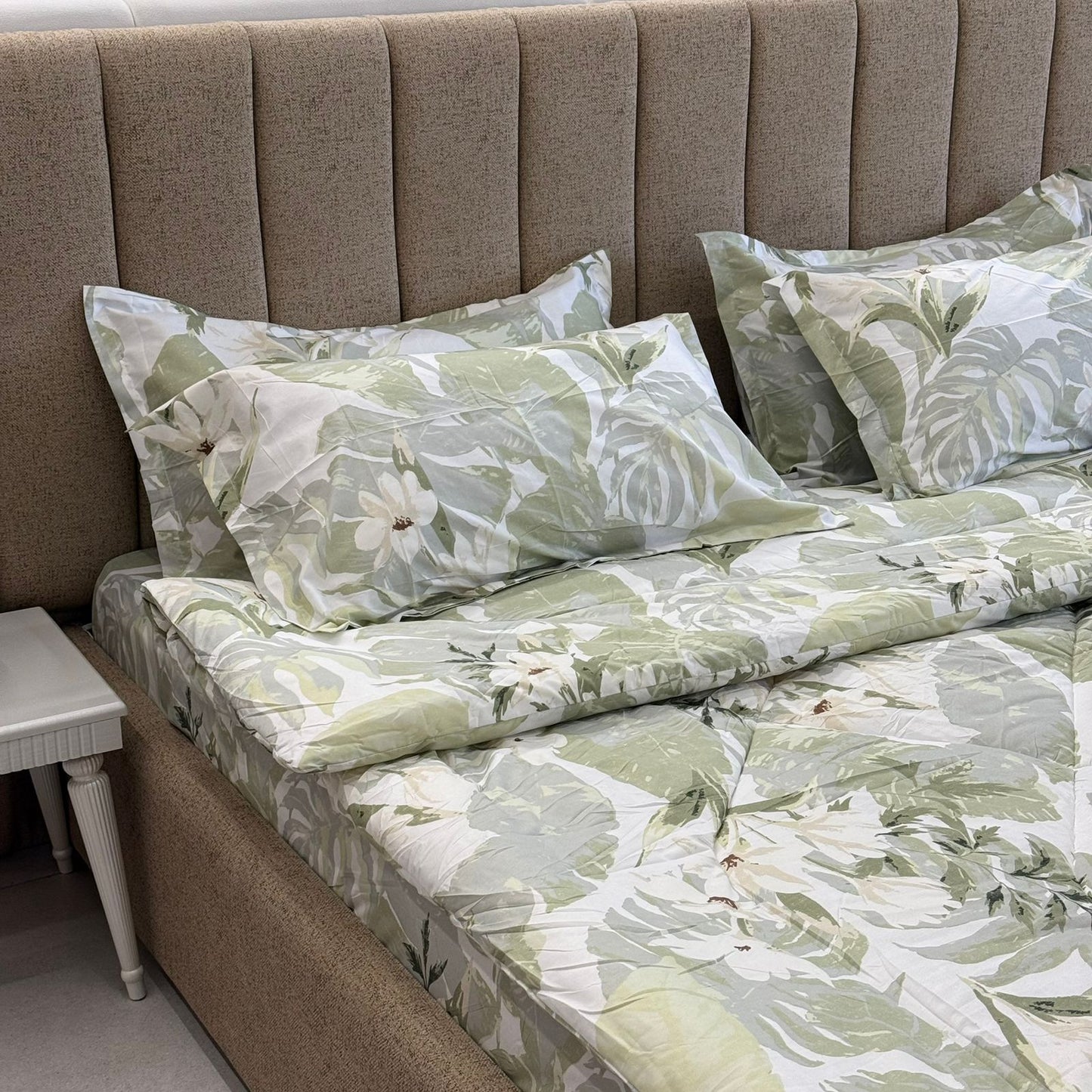 سێتێکی جێگەی نوستن دیکۆراتی نایاب – ٦ پارچە