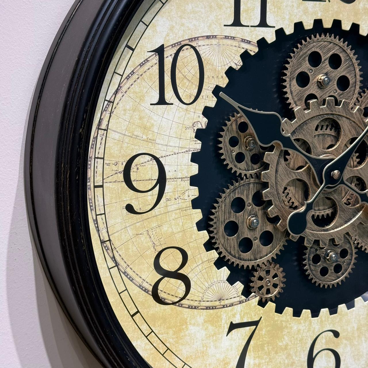 ساعة حائط مزخرفة كلاسيكية