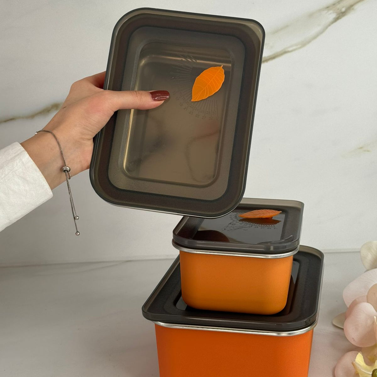 کۆمەڵێک دەفری هەڵگرتنی خۆراکی پۆڵا بە 3 قەبارە لەگەڵ سەرەکانی- لاکێشەیی 