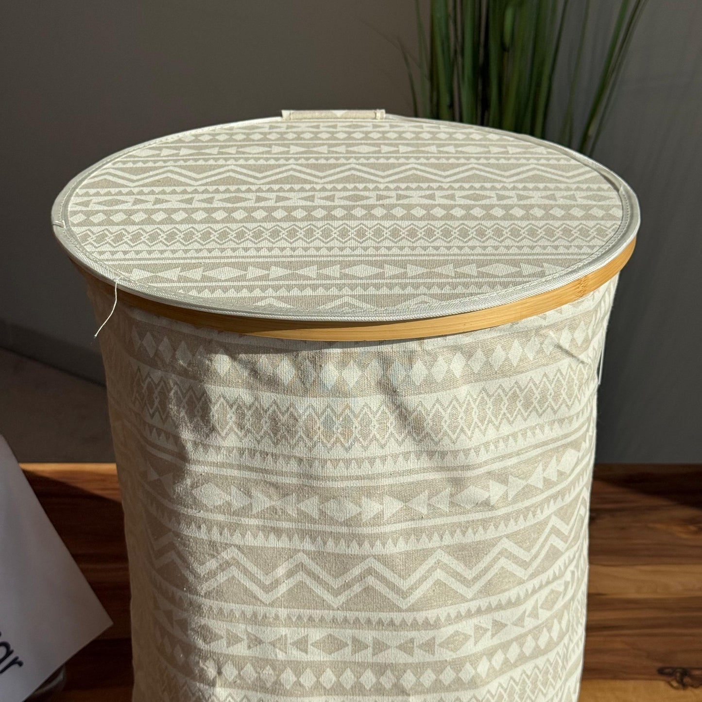 سلة تخزين قماشية بلمسات من الخيزران