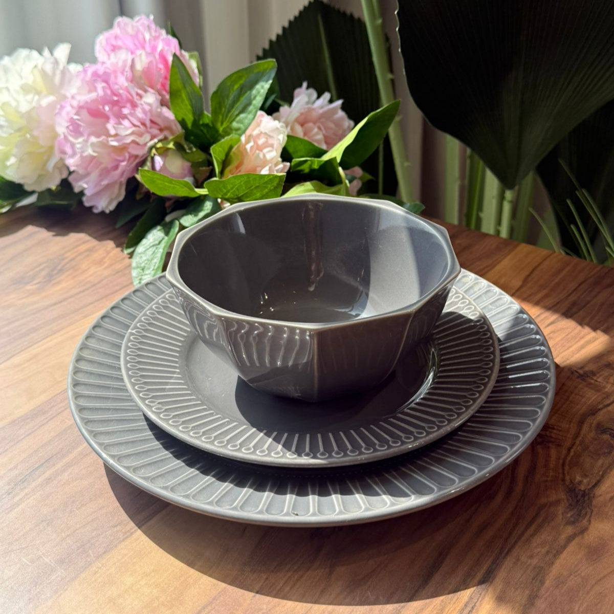 24-Peices Modern Stoneware Dining Set Textured Rim Design