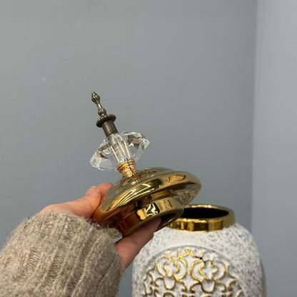 مزهريات زخرفية بلمسات ذهبية