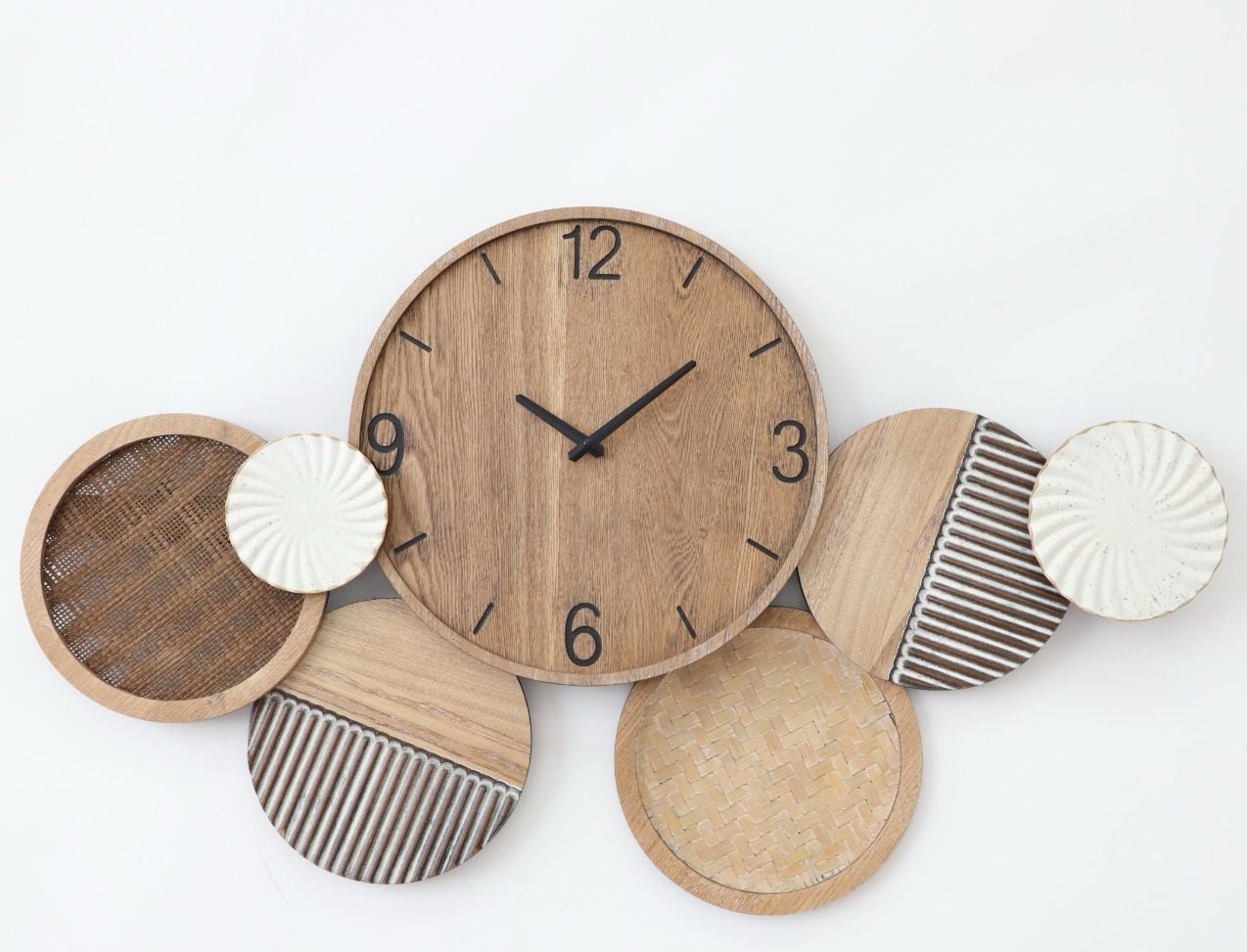 Elegant Wooden Wall Clock & Decor
