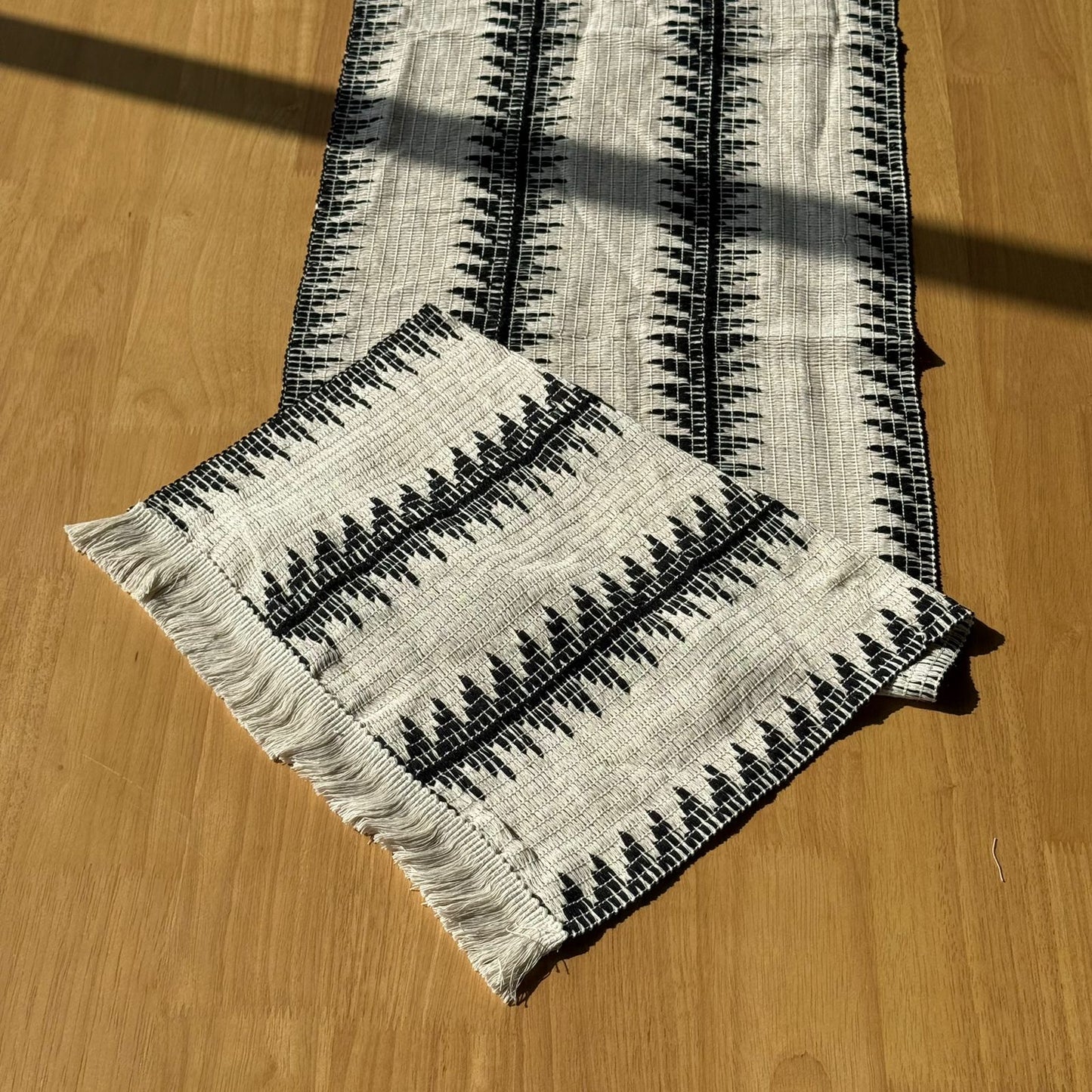 ٣٠ × ١٨٠سم ڕایەخی سەر مێزی دیکۆراتی شاهانە