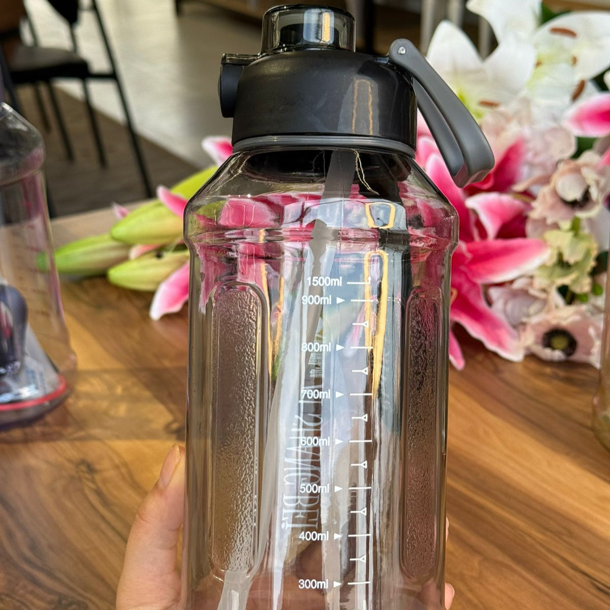 زجاجة شرب رياضة متعددة الألوان مع قش