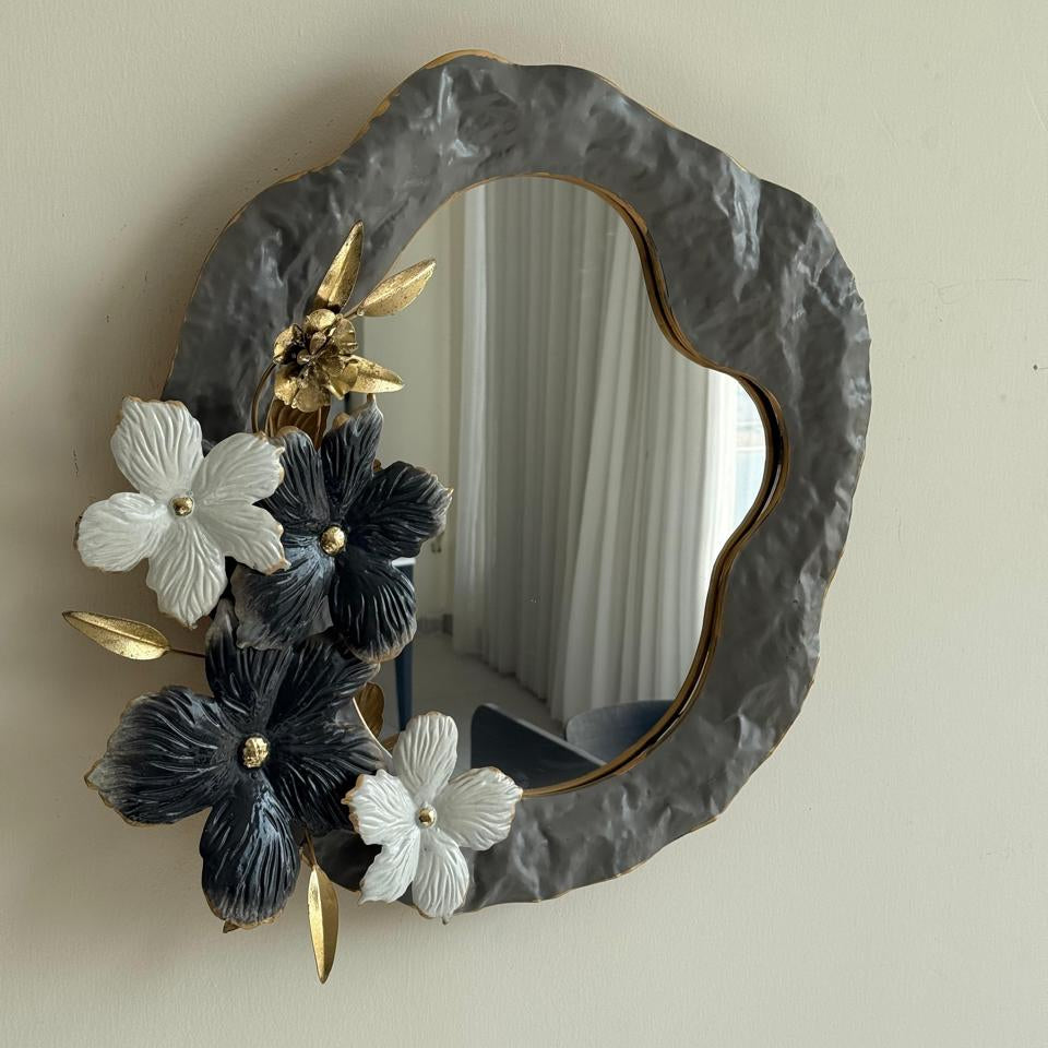 مرآة مزخرفة بإطار زهري
