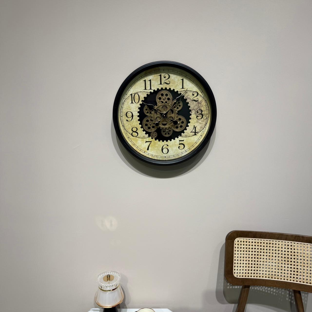 ساعة حائط مزخرفة كلاسيكية
