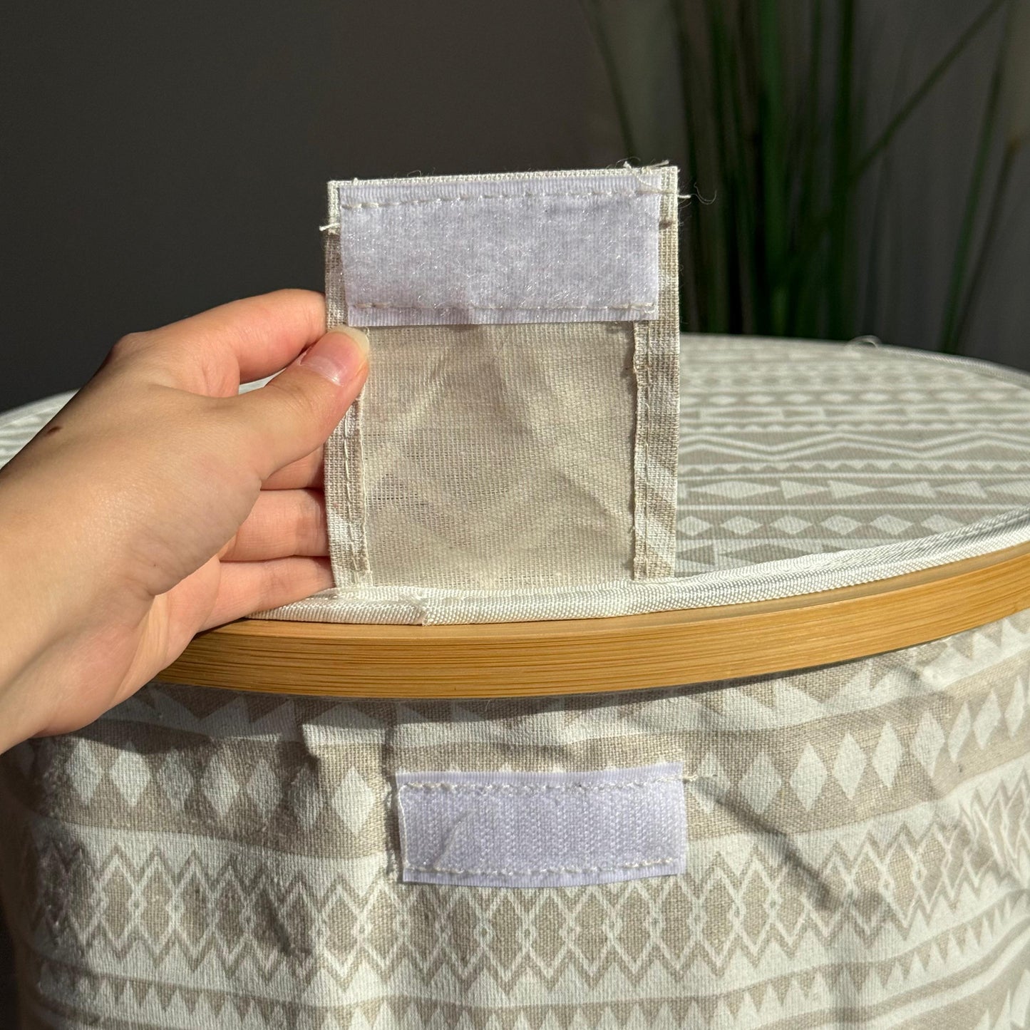 سلة تخزين قماشية بلمسات من الخيزران