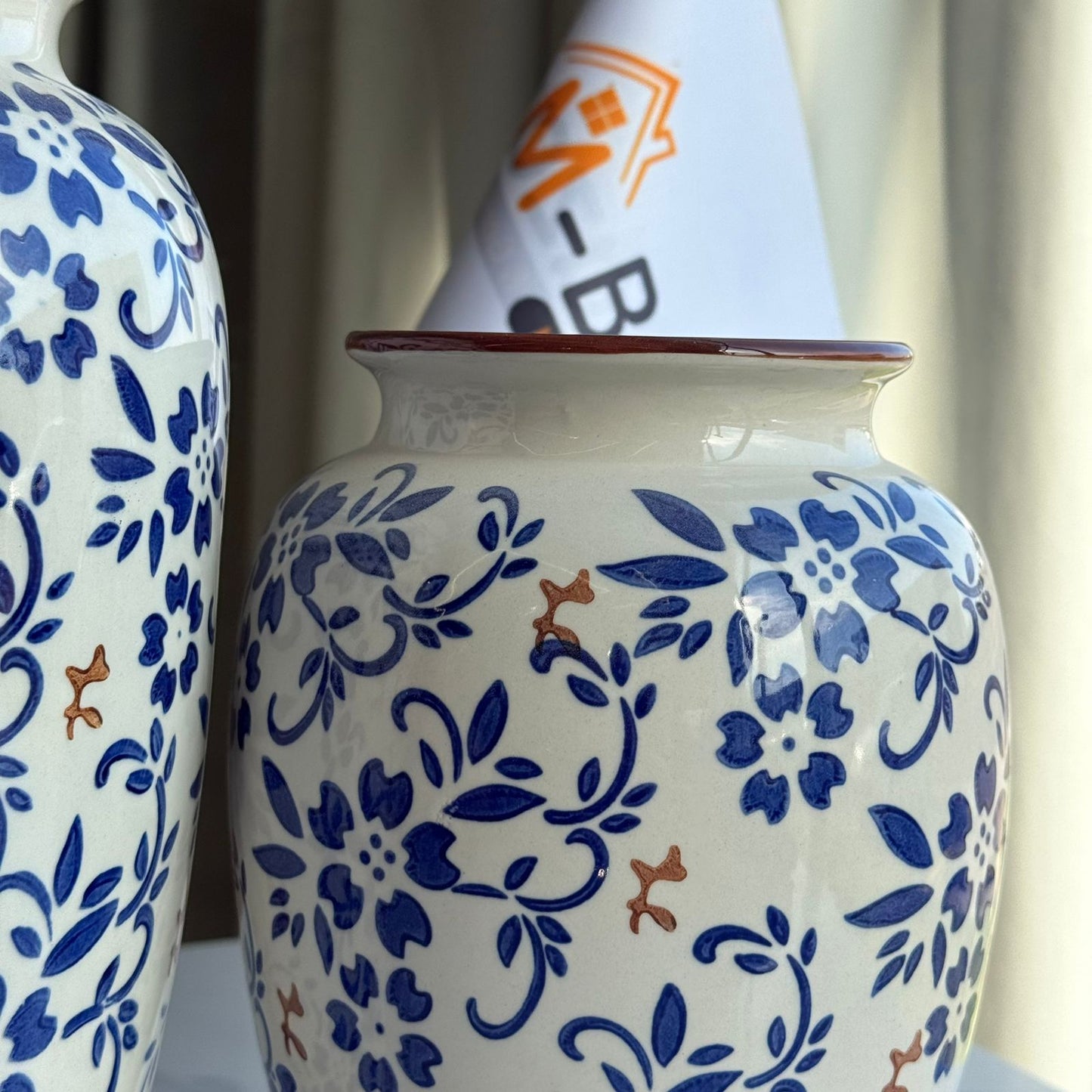 مجموعة مزهرية كلاسيكية كلاسيكية من الزهور الخضراء