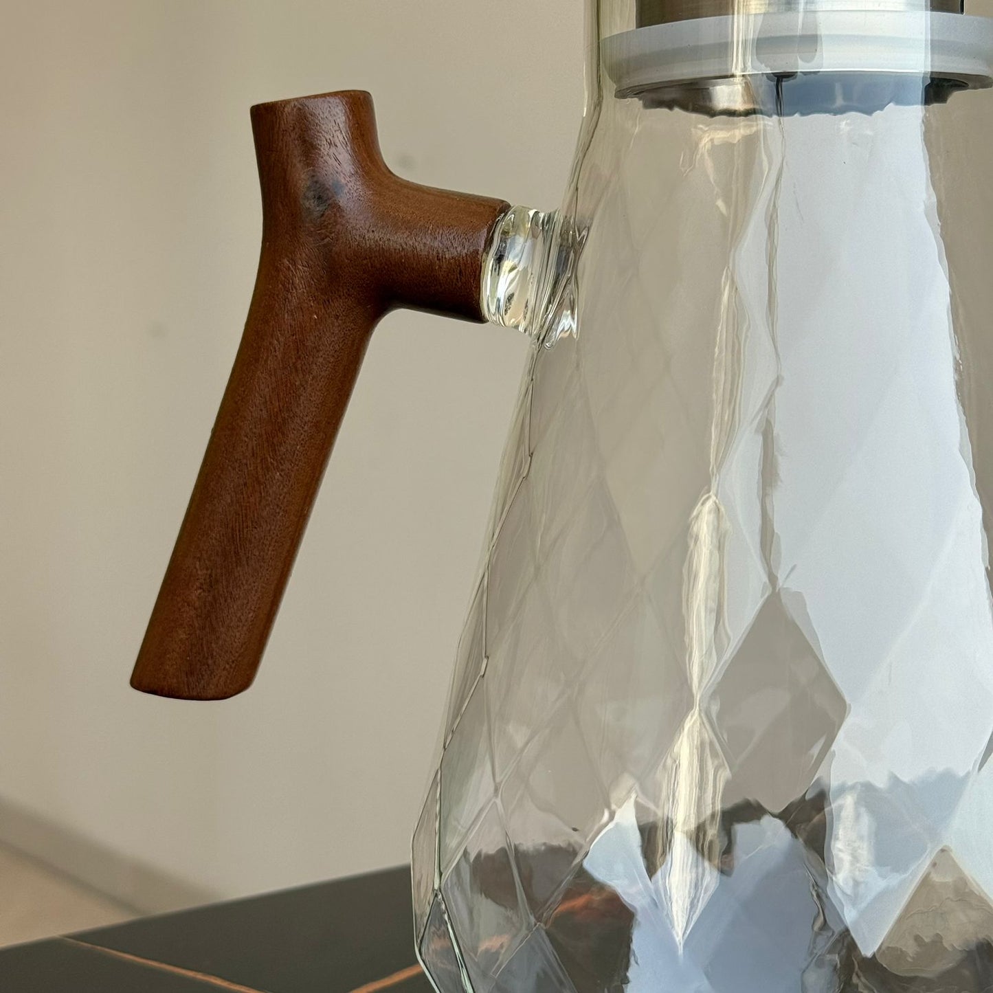 إبريق زجاجي أنيق بنمط ماسي مع مقبض وغطاء خشبي