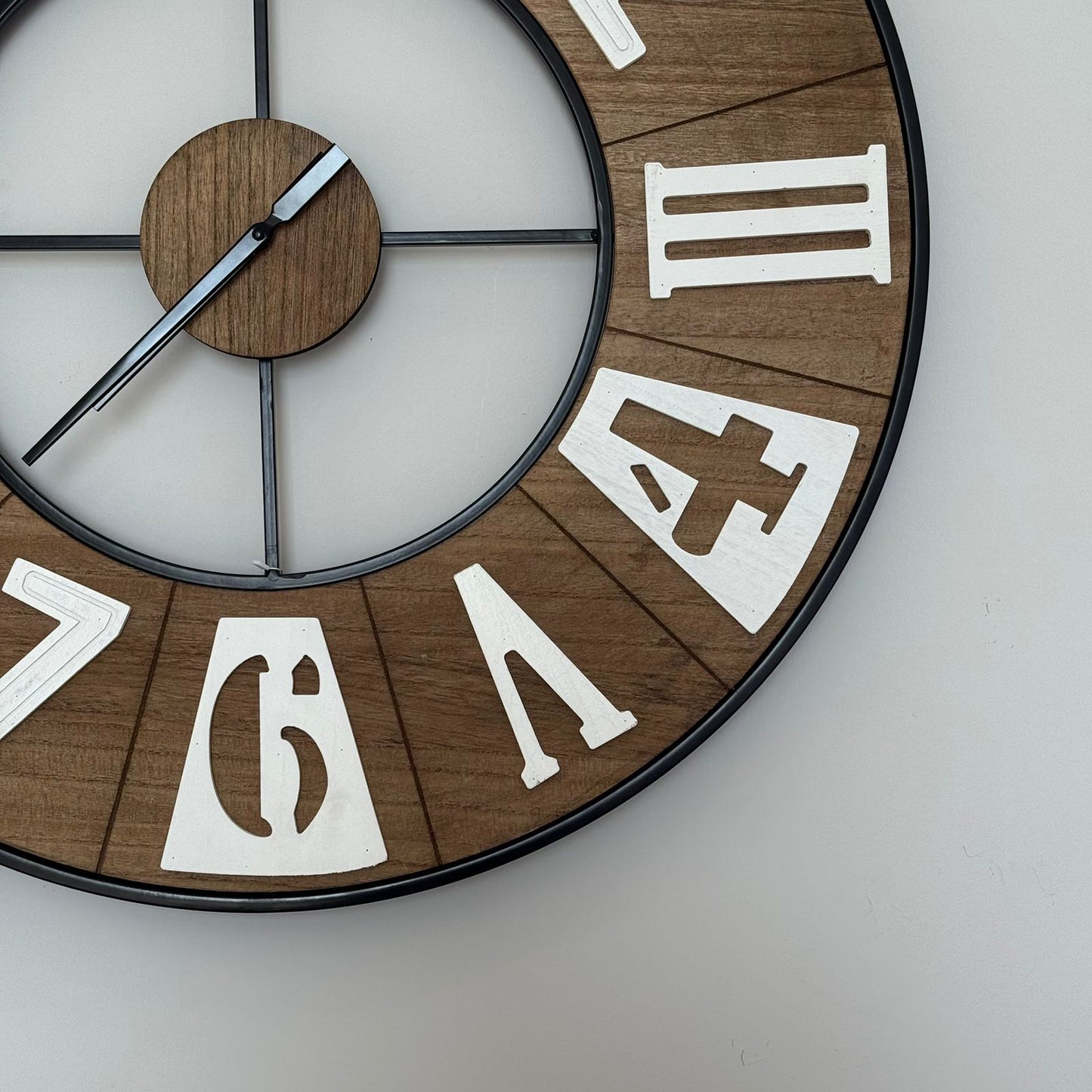 ساعة حائط خشبية