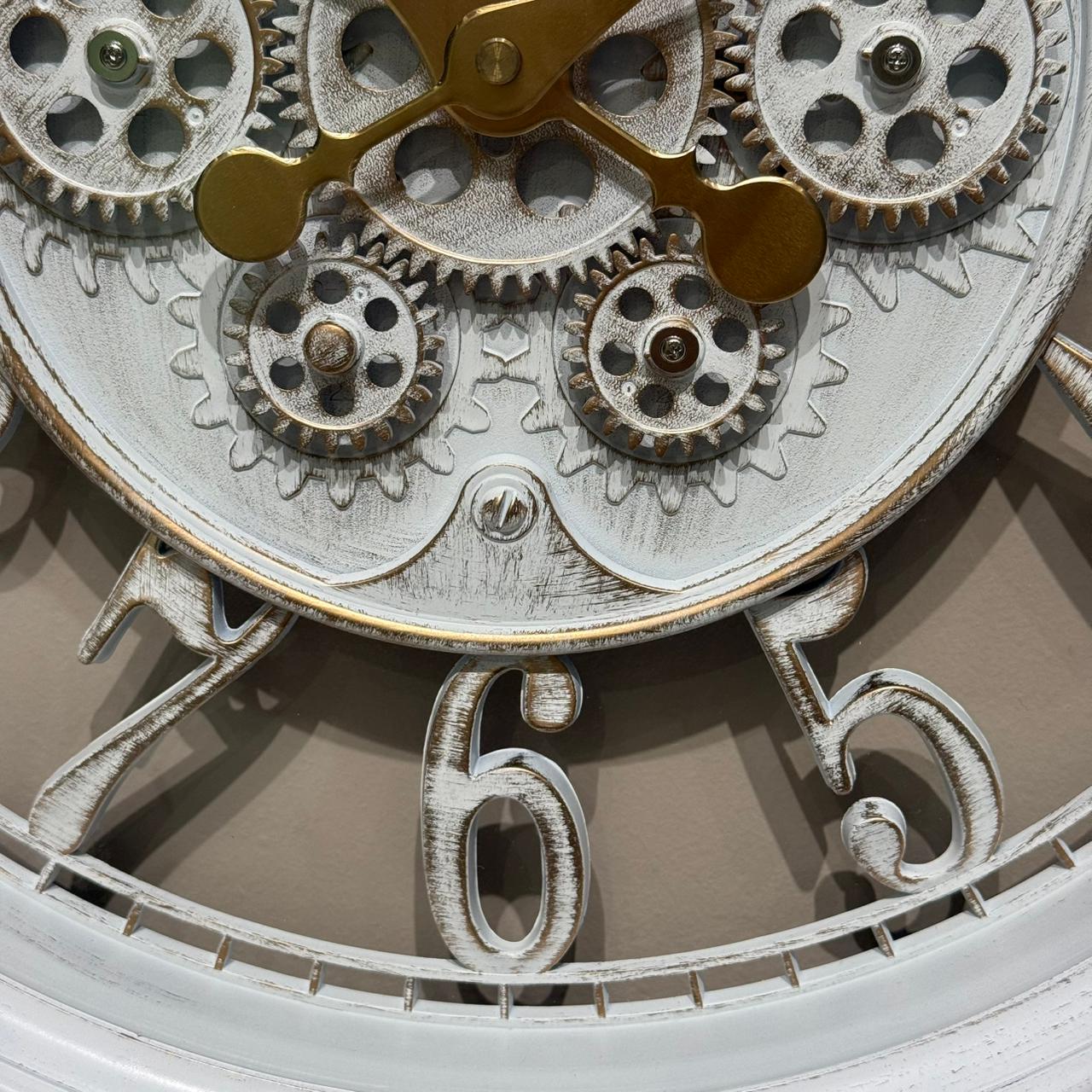 ساعة حائط مزخرفة عتيقة