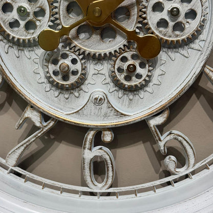 ساعة حائط مزخرفة عتيقة