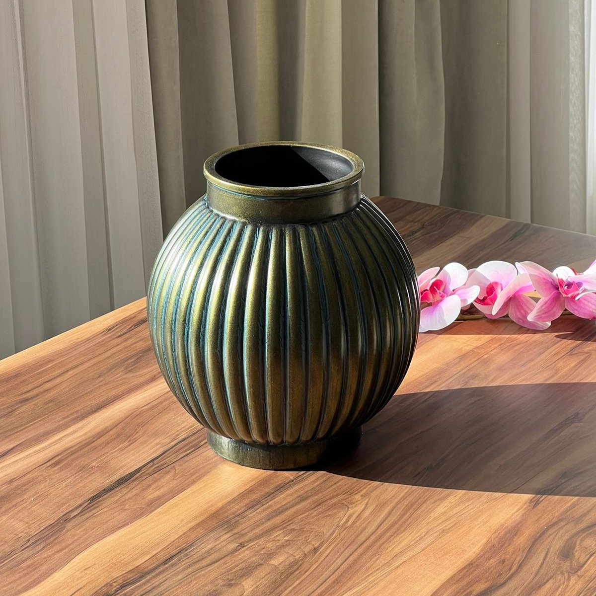 گوڵدانە کۆنەکانی دەستی دیکۆراتی بۆیاخ کراو