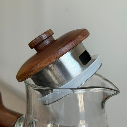 إبريق زجاجي أنيق بنمط ماسي مع مقبض وغطاء خشبي